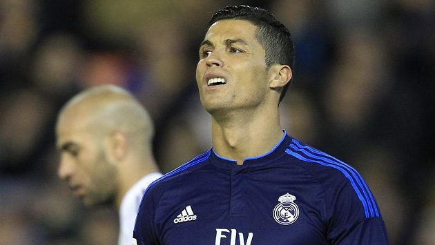 Cristiano Ronaldo z Realu Madrid při utkání ve Valencii. Cristiano Ronaldo z Realu Madrid při utkání ve Valencii.