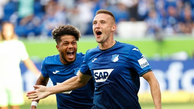 Pavel Kadeřábek (vpředu) se raduje z branky, kterou vstřelil v 6. kole Bundesligy do sítě Wolfsburgu. Na fotce společně se spoluhráčem Georginio Ruttem. Pavel Kadeřábek (vpředu) se raduje z branky, kterou vstřelil v 6. kole Bundesligy do sítě Wolfsburgu. Na fotce společně se spoluhráčem Georginio Ruttem.