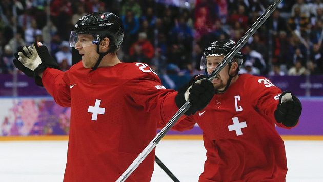 Švýcarský útočník Simon Bodenmann (vlevo) slaví se spoluhráčem Segerem gól v síti České republiky. Švýcarský útočník Simon Bodenmann (vlevo) slaví se spoluhráčem Segerem gól v síti České republiky.