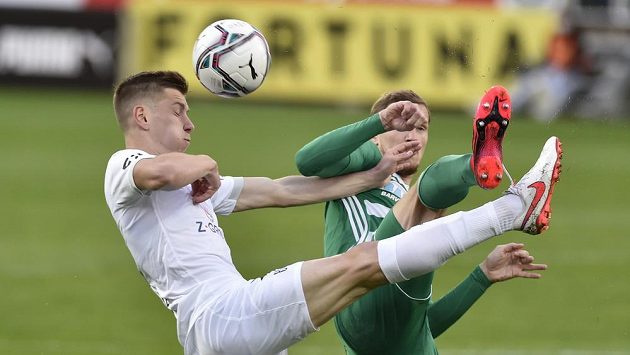 Zleva Daniel Mareček ze Slovácka a Petr Hronek z Bohemians. Zleva Daniel Mareček ze Slovácka a Petr Hronek z Bohemians.