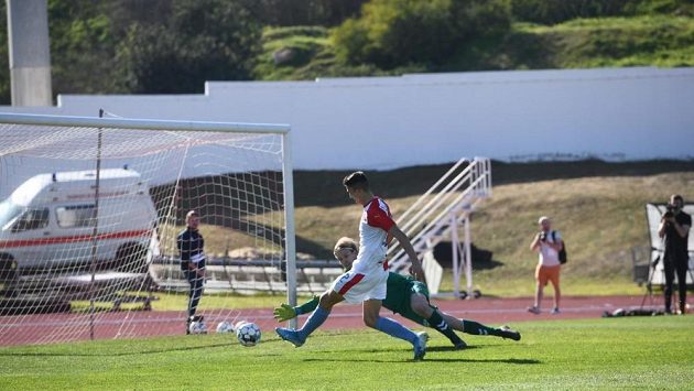 Petar Musa, útočník Slavie, střílí druhý gól do sítě Aarhusu v přípravném utkání v Portugalsku. Petar Musa, útočník Slavie, střílí druhý gól do sítě Aarhusu v přípravném utkání v Portugalsku.