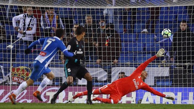 Fotbalista Espaňolu Gerard Moreno střílí vítězný gól do sítě Realu Madrid. Gólman Diego Lopez se sápe po míči marně. Fotbalista Espaňolu Gerard Moreno střílí vítězný gól do sítě Realu Madrid. Gólman Diego Lopez se sápe po míči marně.