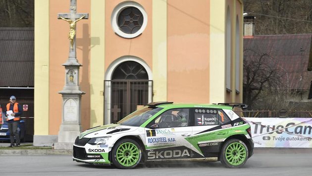 Jan Kopecký a Pavel Dresler ze stáje Škoda Motorsport s vozem Škoda Fabia R5 při Valašské rallye. Jan Kopecký a Pavel Dresler ze stáje Škoda Motorsport s vozem Škoda Fabia R5 při Valašské rallye.