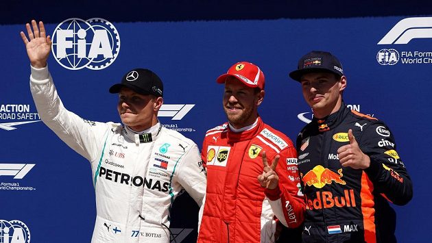 Němec Sebastian Vettel z Ferrari vyhrál kvalifikaci na Velkou cenu Kanady formule 1. Druhý nejrychlejší byl Valtteri Bottas s Mercedesem (vlevo), třetí pak monopost Red Bull pilotovaný Maxem Verstappenem. Němec Sebastian Vettel z Ferrari vyhrál kvalifikaci na Velkou cenu Kanady formule 1. Druhý nejrychlejší byl Valtteri Bottas s Mercedesem (vlevo), třetí pak monopost Red Bull pilotovaný Maxem Verstappenem.