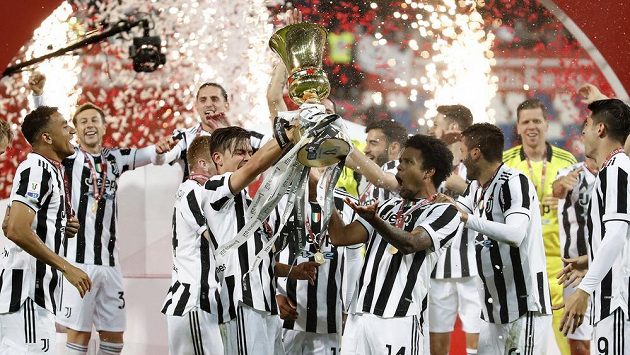 Radost v podání fotbalistů Juventusu Turín po triumfu v pohárové soutěži. Radost v podání fotbalistů Juventusu Turín po triumfu v pohárové soutěži.