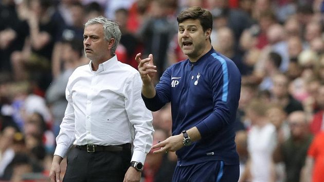 Nový trenér Tottenhamu José Mourinho (vpředu) střídá Argentince Mauricia Pochettina, který byl u Spurs od roku 2014. Nový trenér Tottenhamu José Mourinho (vpředu) střídá Argentince Mauricia Pochettina, který byl u Spurs od roku 2014.
