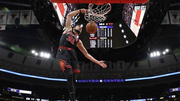 Tomáš Satoranský smečuje v utkání NBA jeho Chicaga proti Indianě. Tomáš Satoranský smečuje v utkání NBA jeho Chicaga proti Indianě.