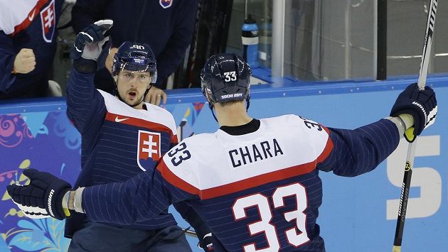 Tomáš Tatar (vlevo) se raduje se Zdenem Chárou z gólu proti USA. Tomáš Tatar (vlevo) se raduje se Zdenem Chárou z gólu proti USA.