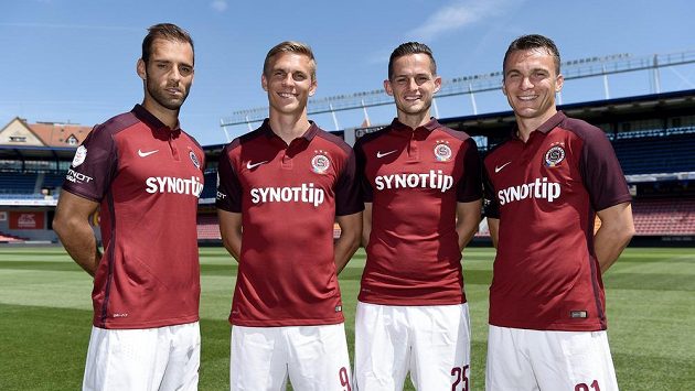 Fotbalisté Sparty (zleva) Marco Paixao, Bořek Dočkal, Mario Holek a David Lafata v nových dresech před startem sezóny 2015/2016. Fotbalisté Sparty (zleva) Marco Paixao, Bořek Dočkal, Mario Holek a David Lafata v nových dresech před startem sezóny 2015/2016.