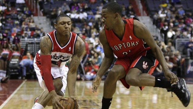 Jeden z nejlepších nováčků NBA Bradley Beal (vlevo). Jeden z nejlepších nováčků NBA Bradley Beal (vlevo).