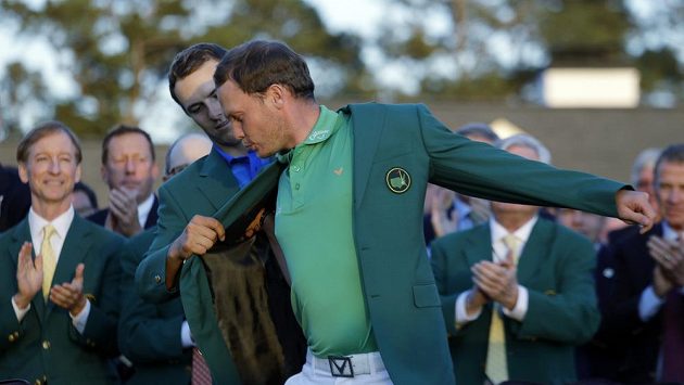Obhájce titulu Jordan Spieth (vlevo) pomáhá letošnímu vítězi golfového Masters Dannymu Willetovi obléct zelené sako. Obhájce titulu Jordan Spieth (vlevo) pomáhá letošnímu vítězi golfového Masters Dannymu Willetovi obléct zelené sako.