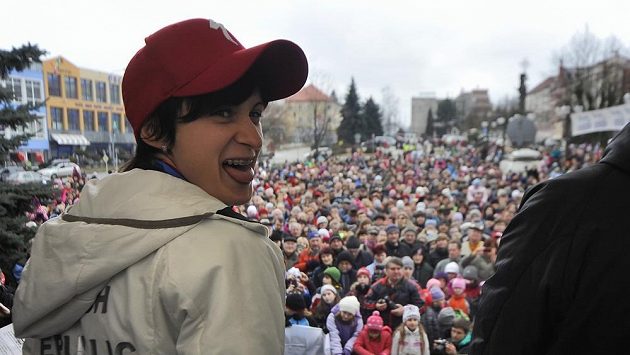 Za Sáblíkovou stojí celý Žďár nad Sázavou. Za Sáblíkovou stojí celý Žďár nad Sázavou.