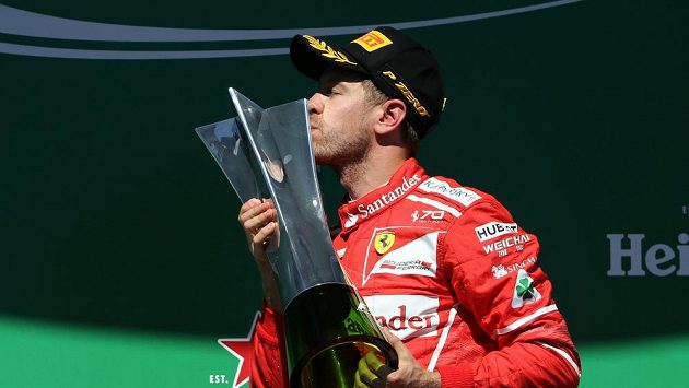 Sebastian Vettel s trofejí pro vítěze Velké ceny Brazílie. Sebastian Vettel s trofejí pro vítěze Velké ceny Brazílie.