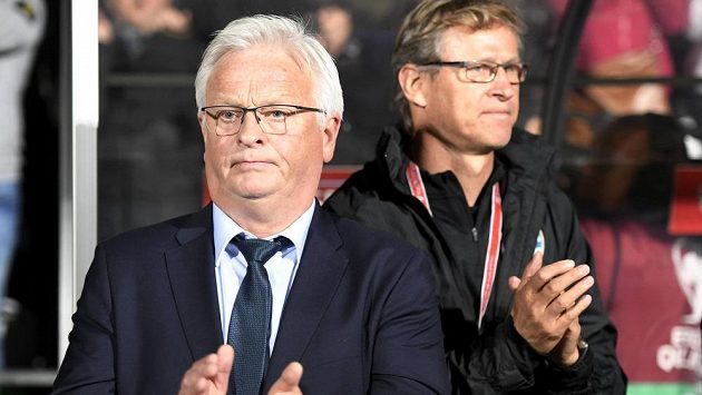 Markku Kanerva (vzadu) je novým trenérem fotbalistů Finska, kde nahradil Hanse Backeho (v popředí). Markku Kanerva (vzadu) je novým trenérem fotbalistů Finska, kde nahradil Hanse Backeho (v popředí).