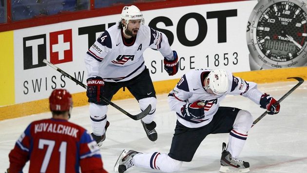 Ryan Carter (vpravo) se raduje se spoluhráčem z USA Natem Thompsonem z branky. Vlevo přihlíží Rus Ilja Kovalčuk. Ryan Carter (vpravo) se raduje se spoluhráčem z USA Natem Thompsonem z branky. Vlevo přihlíží Rus Ilja Kovalčuk.