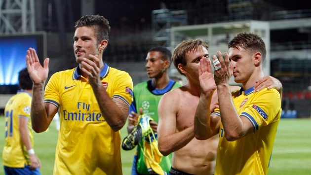 Hráči Arsenalu oslavují vítězství v Lize mistrů nad Olympique Marseille. Hráči Arsenalu oslavují vítězství v Lize mistrů nad Olympique Marseille.