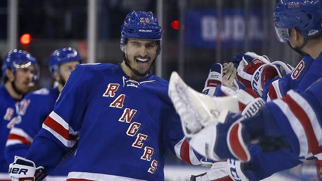 Útočník New Yorku Rangers Chris Kreider oslavuje gól proti Ottawě. Útočník New Yorku Rangers Chris Kreider oslavuje gól proti Ottawě.