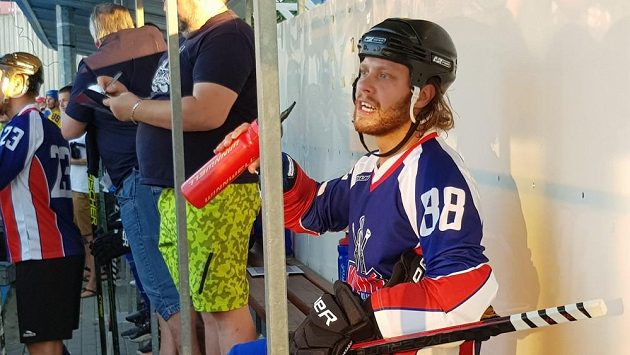 Český hokejista David Pastrňák nastoupil v dresu Karviné do hokejbalové extraligy. Český hokejista David Pastrňák nastoupil v dresu Karviné do hokejbalové extraligy.