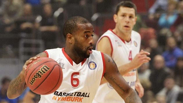 Basketbalisté Nymburka Darius Washington (vlevo) a Petr Benda - ilustrační foto. Basketbalisté Nymburka Darius Washington (vlevo) a Petr Benda - ilustrační foto.