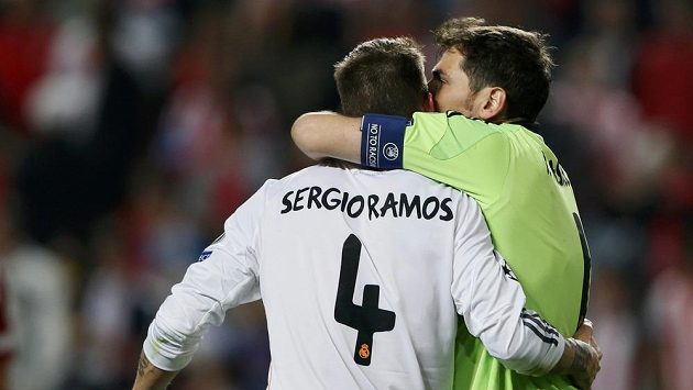 Strážce svatyně Realu Madrid Iker Casillas děkuje svému zachránci Sergiu Ramosovi ve finále Ligy mistrů proti městskému rivalovi Atlétiku. Strážce svatyně Realu Madrid Iker Casillas děkuje svému zachránci Sergiu Ramosovi ve finále Ligy mistrů proti městskému rivalovi Atlétiku.