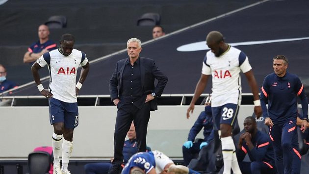 Trenér fotbalistů Tottenhamu José Mourinho nebyl spokojený s výkonem svých svěřenců, výhrady měl i k rozhodčím. Trenér fotbalistů Tottenhamu José Mourinho nebyl spokojený s výkonem svých svěřenců, výhrady měl i k rozhodčím.