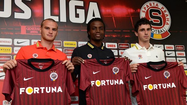 Letní posily Sparty Praha (zleva): Lukáš Pauschek, Costa Nhamoinesu a Kamil Vacek. Letní posily Sparty Praha (zleva): Lukáš Pauschek, Costa Nhamoinesu a Kamil Vacek.