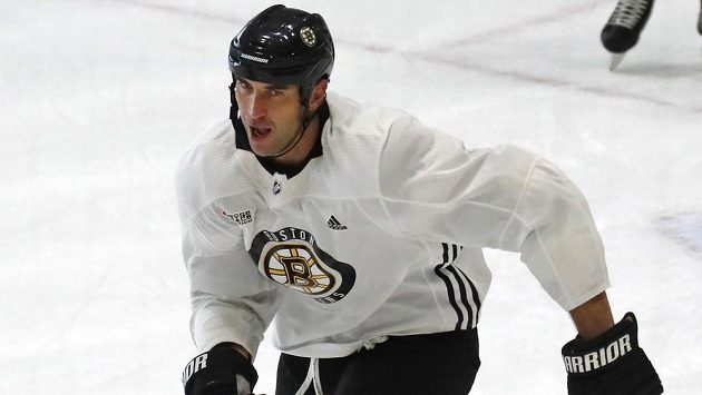 Obránce Zdeno Chára během přípravného kempu Bostonu Obránce Zdeno Chára během přípravného kempu Bostonu