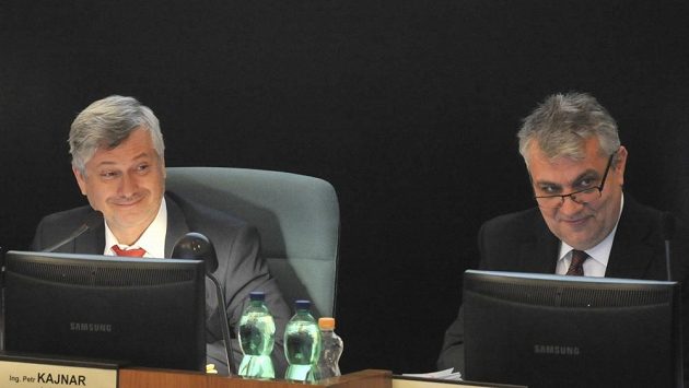 Primátor Petr Kajnar (vlevo) a náměstek primátora Dalibor Madej na středečním jednání ostravského zastupitelstva.. Primátor Petr Kajnar (vlevo) a náměstek primátora Dalibor Madej na středečním jednání ostravského zastupitelstva..