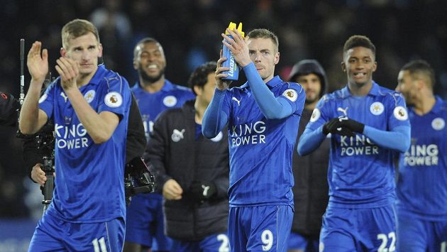 Fotbalisté Leicesteru zdraví fanoušky po výhře nad Liverpoolem. Fotbalisté Leicesteru zdraví fanoušky po výhře nad Liverpoolem.