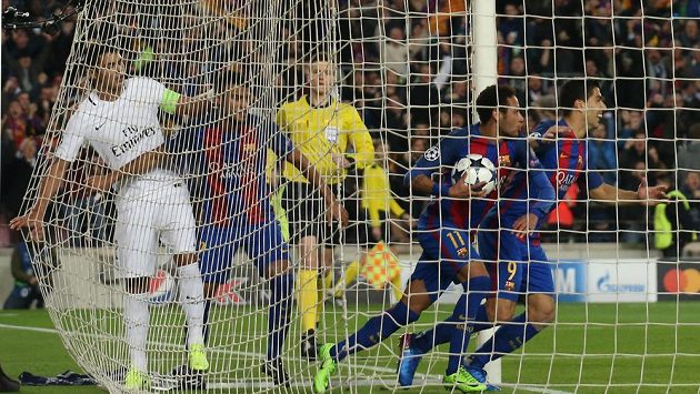 Barcelonští fotbalisté oslavují gól proti PSG. Barcelonští fotbalisté oslavují gól proti PSG.