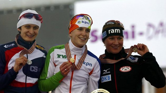 Stříbrná Martina Sáblíková (vlevo), zlatá Ireen Wüstová (uprostřed) a bronzová Claudia Pechsteinová z Německa. Stříbrná Martina Sáblíková (vlevo), zlatá Ireen Wüstová (uprostřed) a bronzová Claudia Pechsteinová z Německa.