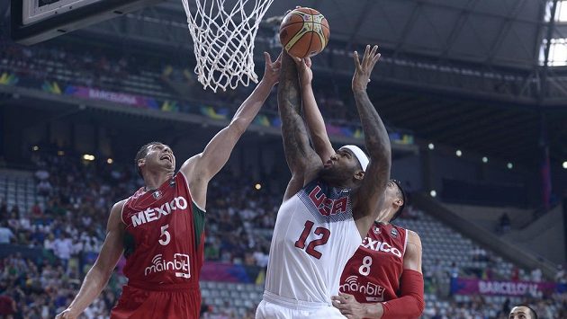 DeMarcus Cousins ze Spojených států amerických (uprostřed) bojuje s mexickou přesilou v osmifinále MS 2014. DeMarcus Cousins ze Spojených států amerických (uprostřed) bojuje s mexickou přesilou v osmifinále MS 2014.