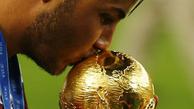 Forvard Mario Götze zařídil Němcům titul. Forvard Mario Götze zařídil Němcům titul.