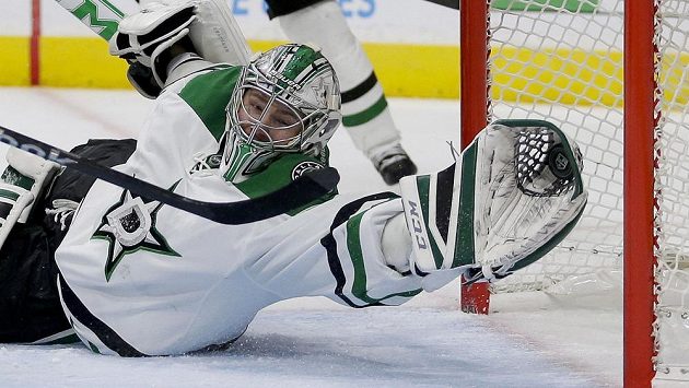 Gólman Dallasu Kari Lehtonen likviduje lapačkou tutovku Jarreta Stolla z Los Angeles. Gólman Dallasu Kari Lehtonen likviduje lapačkou tutovku Jarreta Stolla z Los Angeles.