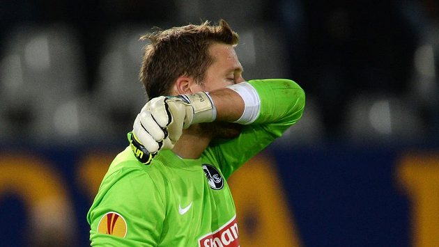 Zklamaný brankář Freiburgu Oliver Baumann Zklamaný brankář Freiburgu Oliver Baumann