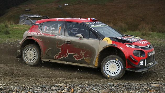 Francouz Sébastien Ogier na trati Britské rallye. Zatím je třetí. Francouz Sébastien Ogier na trati Britské rallye. Zatím je třetí.