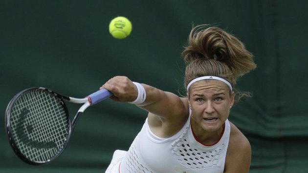 Česká tenistka Karolína Muchová v akci během Wimbledonu. Česká tenistka Karolína Muchová v akci během Wimbledonu.
