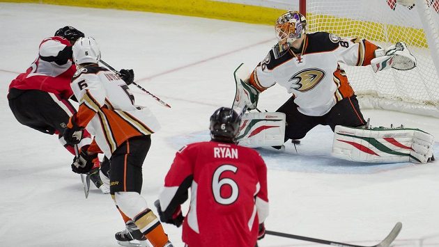 Ilja Bryzgalov inkasuje gól z hole Mikea Hoffmana. Ilja Bryzgalov inkasuje gól z hole Mikea Hoffmana.
