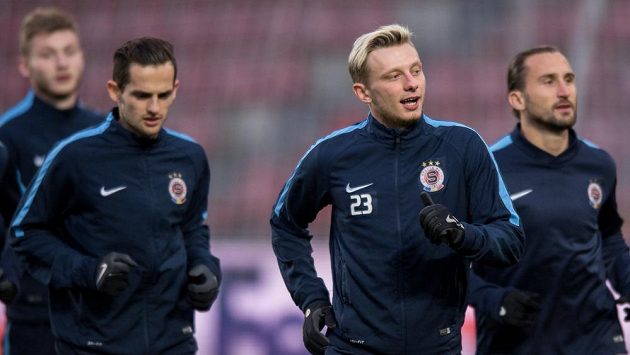 Sparťané se připravují na úvodní osmifinálový duel Evropské ligy s Laziem. Vpředu je záložník Ladislav Krejčí. Sparťané se připravují na úvodní osmifinálový duel Evropské ligy s Laziem. Vpředu je záložník Ladislav Krejčí.