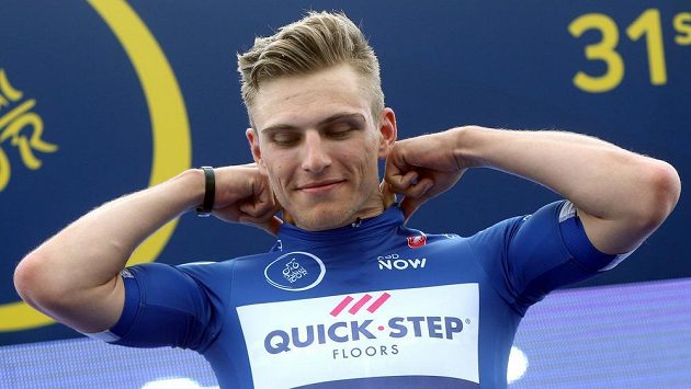 Německý cyklista Marcel Kittel dostal během třetí etapy závodů v Dubaji loktem od Ukrajince Grivka. Německý cyklista Marcel Kittel dostal během třetí etapy závodů v Dubaji loktem od Ukrajince Grivka.
