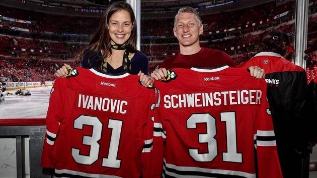 Německý fotbalista Bastian Schweinsteiger vyrazil po přestupu do MLS na zápas NHL i se svou ženou, bývalou tenistkou Anou Ivanovičovou. Štěstí týmu Blackhawks známý pár nepřinesl. Německý fotbalista Bastian Schweinsteiger vyrazil po přestupu do MLS na zápas NHL i se svou ženou, bývalou tenistkou Anou Ivanovičovou. Štěstí týmu Blackhawks známý pár nepřinesl.