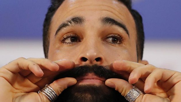 Francouzský fotbalista Adil Rami a jeho „šťastný" knír. Francouzský fotbalista Adil Rami a jeho „šťastný" knír.