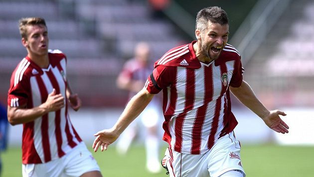 Záložník Viktorie Žižkov Miroslav Podrazký oslavuje gól Na 1:0 během utkání proti Sigmě Olomouc. Záložník Viktorie Žižkov Miroslav Podrazký oslavuje gól Na 1:0 během utkání proti Sigmě Olomouc.