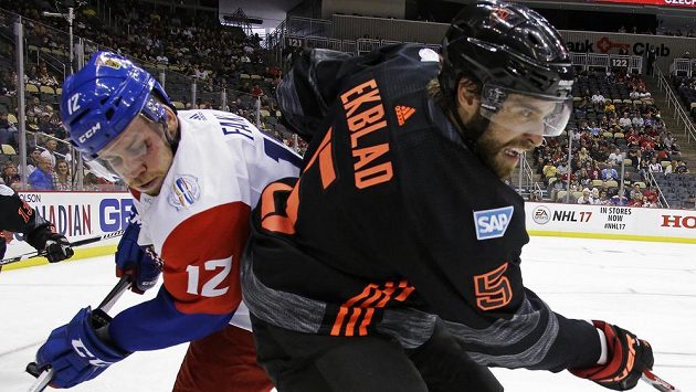 Aaron Ekblad odehrává puk před Radkem Faksou. Aaron Ekblad odehrává puk před Radkem Faksou.