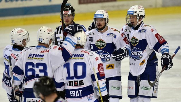 Hokejisté Komety se radují z gólu proti Zlínu. Hokejisté Komety se radují z gólu proti Zlínu.