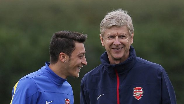 Mesut Özil (vlevo) s trenérem Arsenalu Arsenem Wengerem na tréniku Kanonýrů. Mesut Özil (vlevo) s trenérem Arsenalu Arsenem Wengerem na tréniku Kanonýrů.