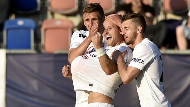Zleva Eldar Civič, Jiří Valenta a Marek Havlík ze Slovácka se radují z gólu. Zleva Eldar Civič, Jiří Valenta a Marek Havlík ze Slovácka se radují z gólu.