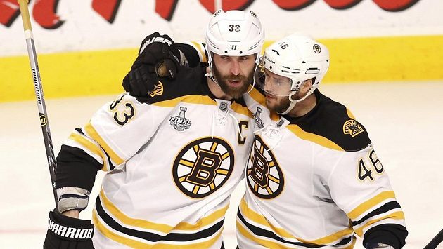 Zdeno Chára (vlevo) s Davidem Krejčím se radují ze vstřelení gólu ve finálové sérii play off s Chicagem. Zdeno Chára (vlevo) s Davidem Krejčím se radují ze vstřelení gólu ve finálové sérii play off s Chicagem.
