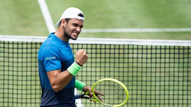 Italský tenista Matteo Berrettini na travnatém turnaji v německém Stuttgartu. Italský tenista Matteo Berrettini na travnatém turnaji v německém Stuttgartu.