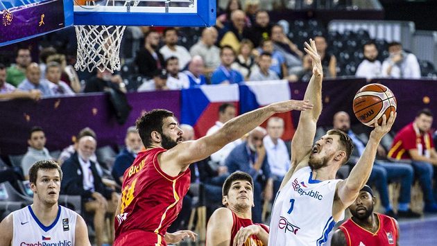 Český basketbalista Patrik Auda (vpravo) se snaží zakončit přes bránícího Bojana Dubljeviče z Černé Hory. Přihlížejí zleva Martin Peterka, Marko Todorovič a Tyrese Rice. Český basketbalista Patrik Auda (vpravo) se snaží zakončit přes bránícího Bojana Dubljeviče z Černé Hory. Přihlížejí zleva Martin Peterka, Marko Todorovič a Tyrese Rice.